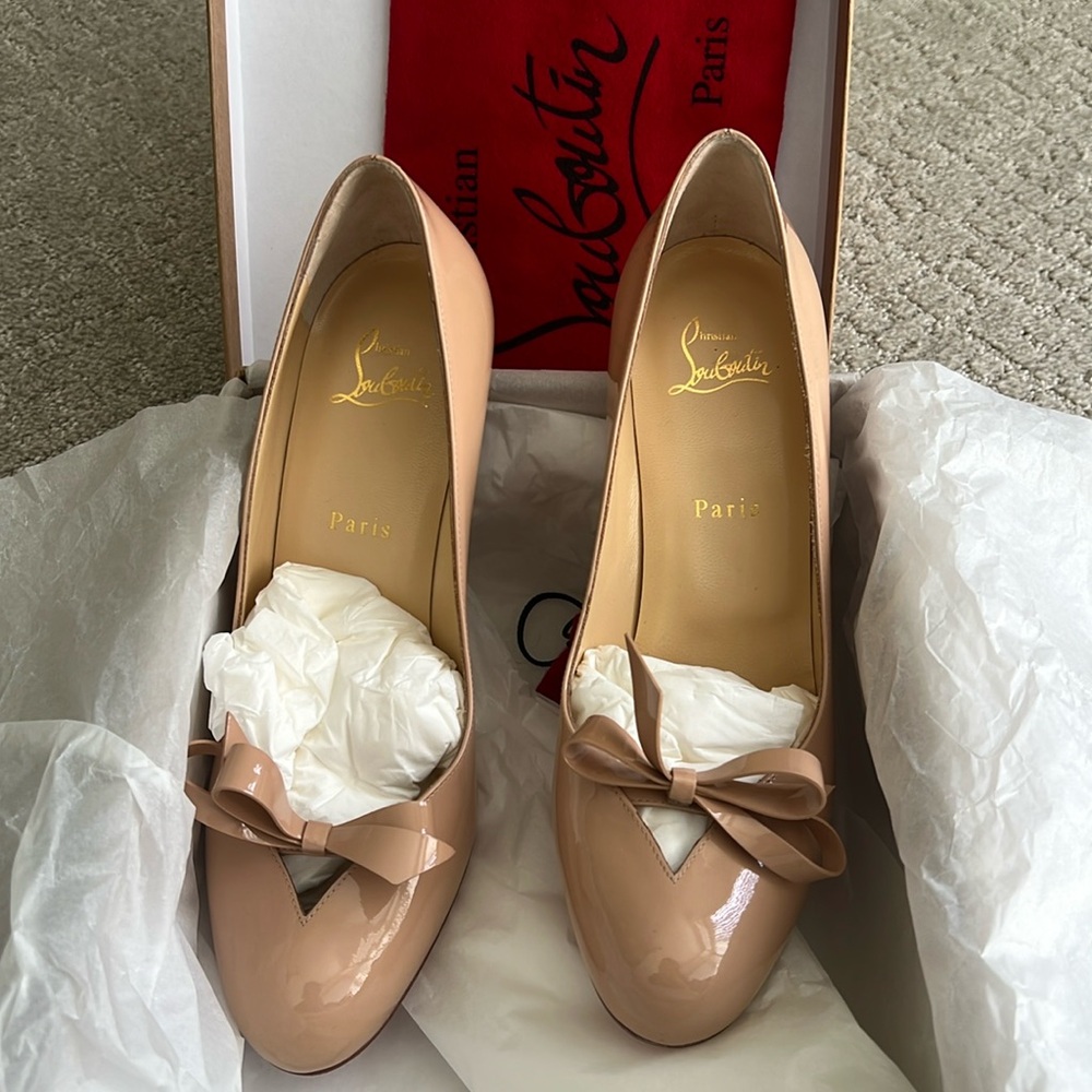 Brand new shoes
Style: Vinod
Color: beige patent 
Size 39.5